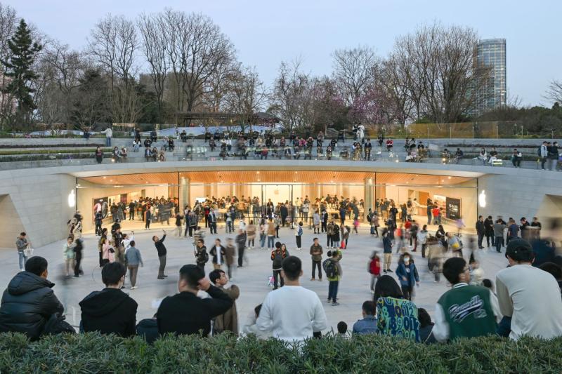 Foster + Partners превратили подземный Apple Store в Шанхае в «активное общественное пространство»