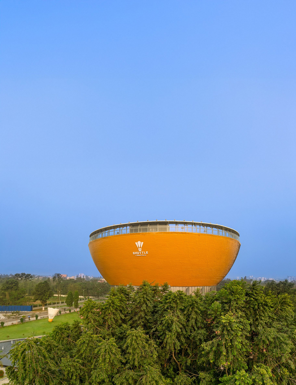 Архитектурное бюро Archohm создало в Индии центр бадминтона в форме волана